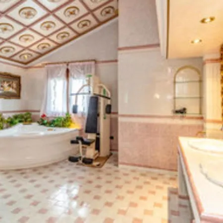 Villa With Private Pool,near The , Bbq, Wifi *